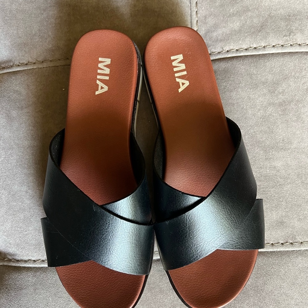 MIA Women's Black and Brown Slide Sandals